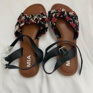 NWOT Floral Print Knotted Flat Sandals